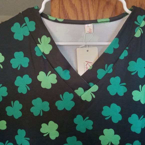 Roshop V-Neck St Patrick Day Scrubs With Pockets Lucky Clover, Large - Picture 2 of 7